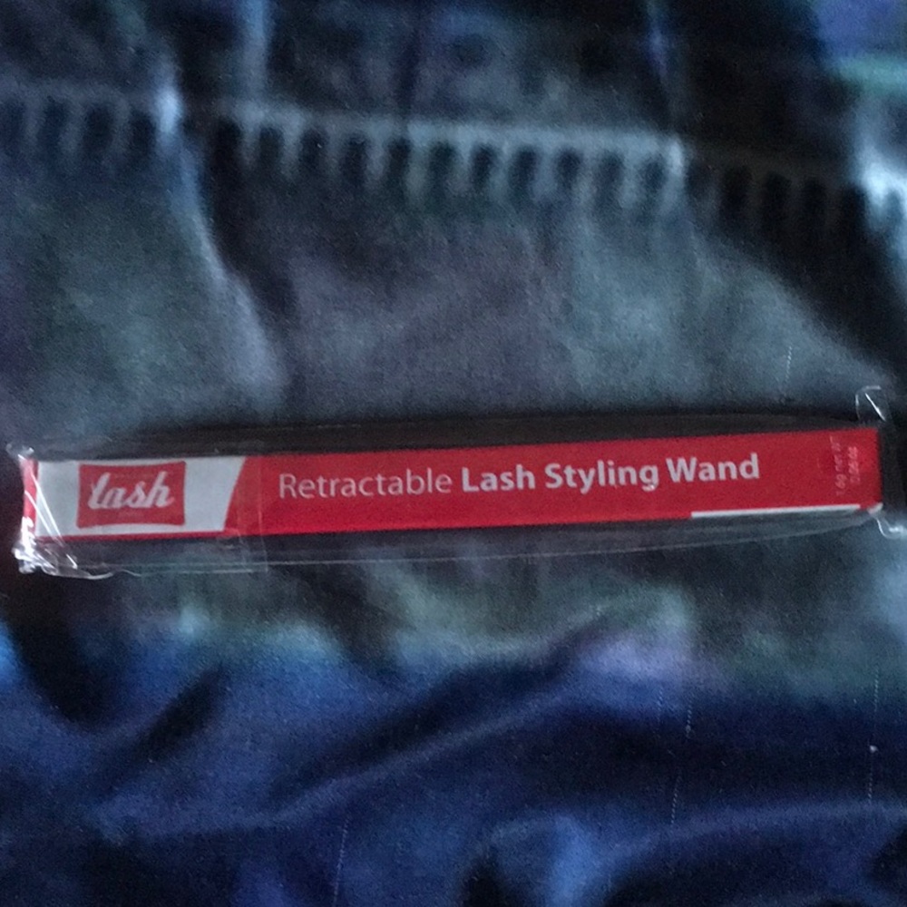 Retractable eyelash brush NWT